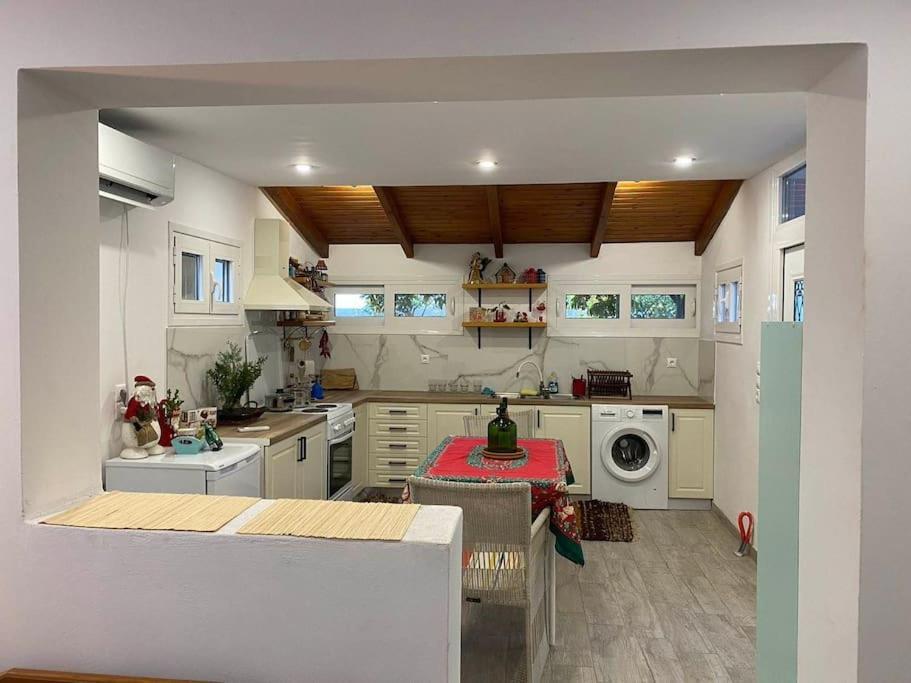 A Modern Farmhouse With Big Garden Trapeza  Bagian luar foto