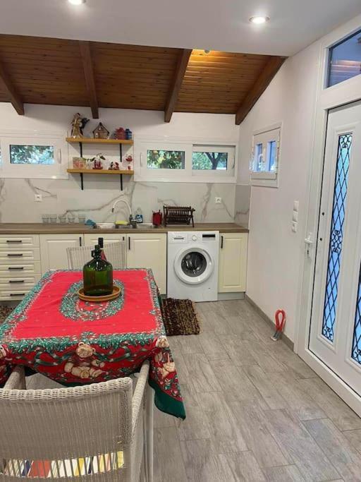A Modern Farmhouse With Big Garden Trapeza  Bagian luar foto