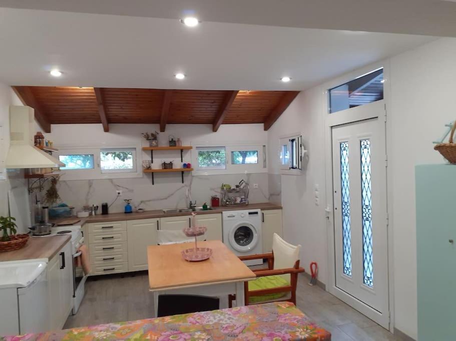 A Modern Farmhouse With Big Garden Trapeza  Bagian luar foto
