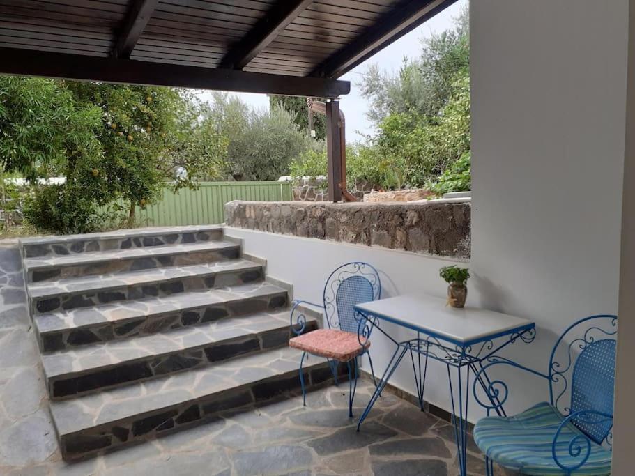 A Modern Farmhouse With Big Garden Trapeza  Bagian luar foto