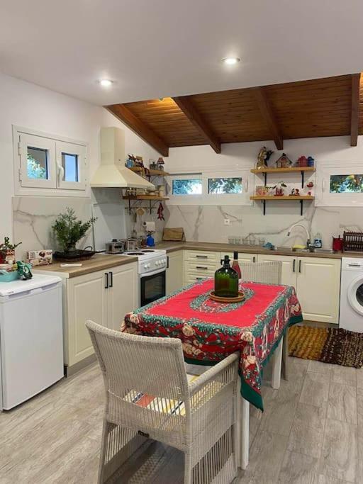 A Modern Farmhouse With Big Garden Trapeza  Bagian luar foto