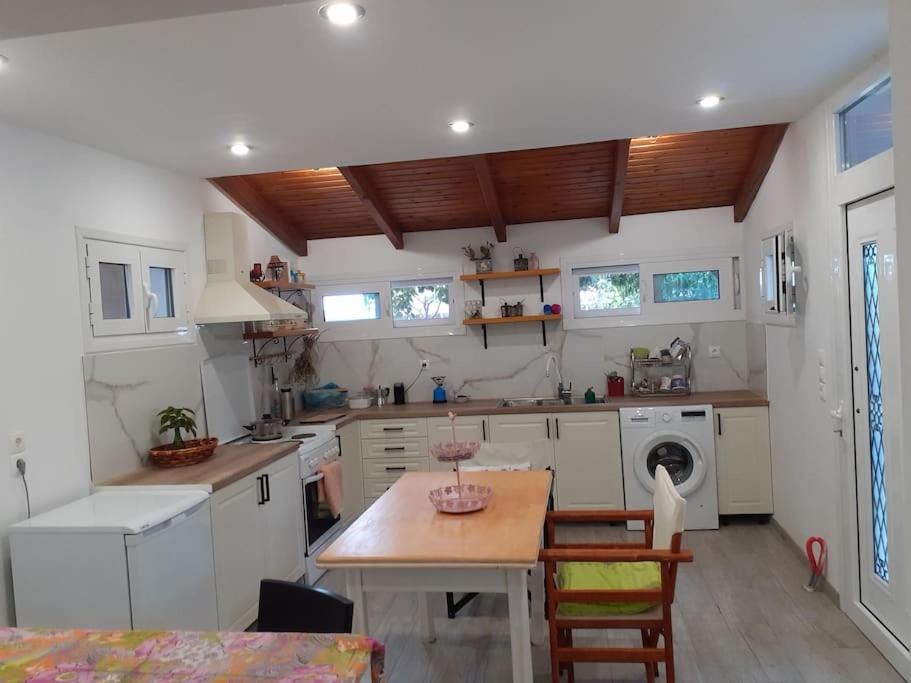 A Modern Farmhouse With Big Garden Trapeza  Bagian luar foto